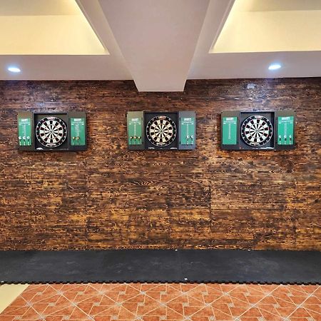 Burgundy Mckinley Place Service Apartment Manilla Buitenkant foto