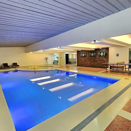 Burgundy Mckinley Place Service Apartment Manilla Buitenkant foto