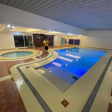 Burgundy Mckinley Place Service Apartment Manilla Buitenkant foto