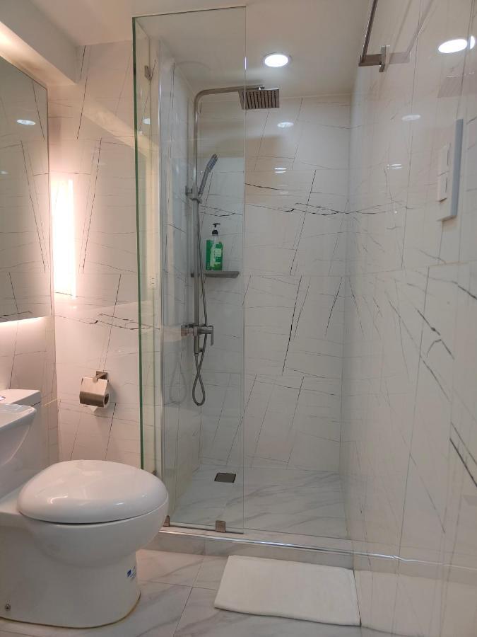 Burgundy Mckinley Place Service Apartment Manilla Buitenkant foto
