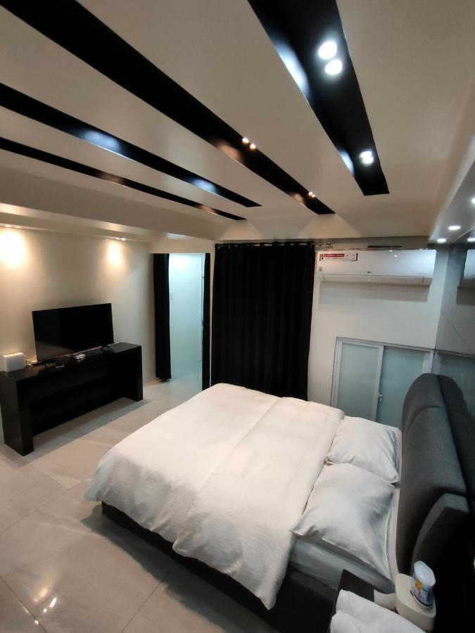 Burgundy Mckinley Place Service Apartment Manilla Buitenkant foto