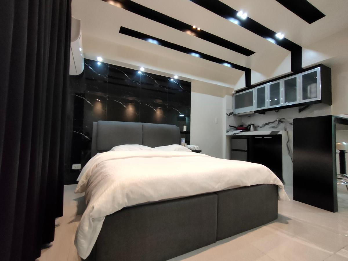 Burgundy Mckinley Place Service Apartment Manilla Buitenkant foto