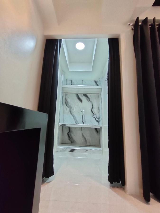 Burgundy Mckinley Place Service Apartment Manilla Buitenkant foto