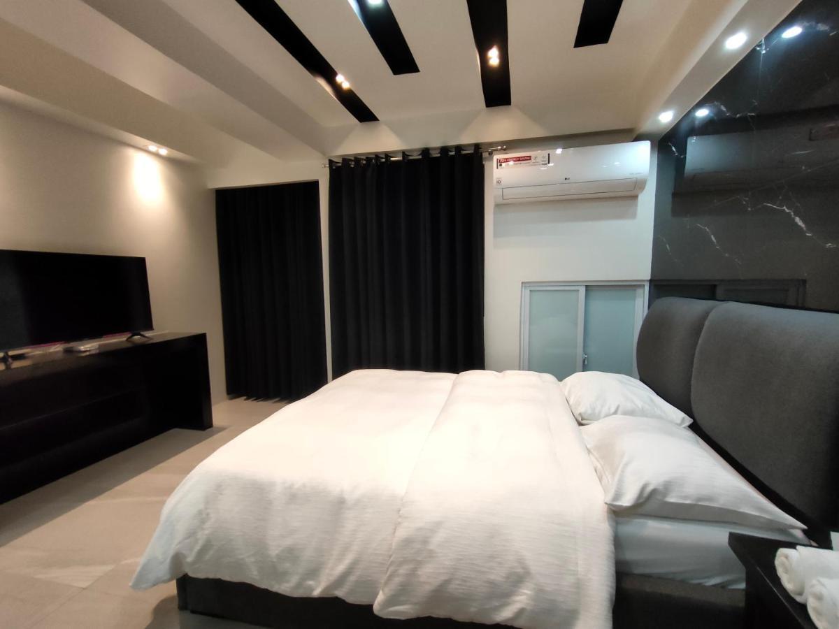 Burgundy Mckinley Place Service Apartment Manilla Buitenkant foto