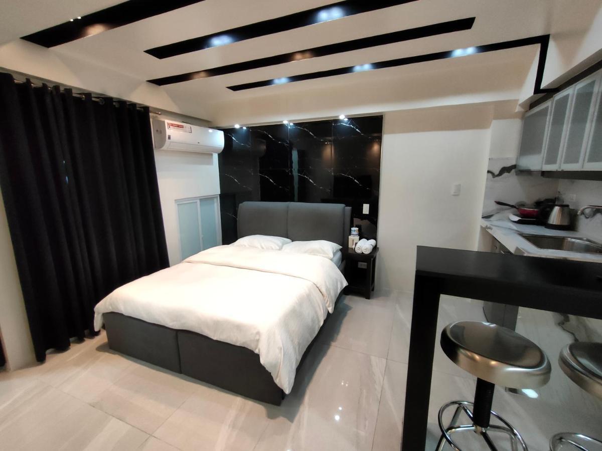 Burgundy Mckinley Place Service Apartment Manilla Buitenkant foto