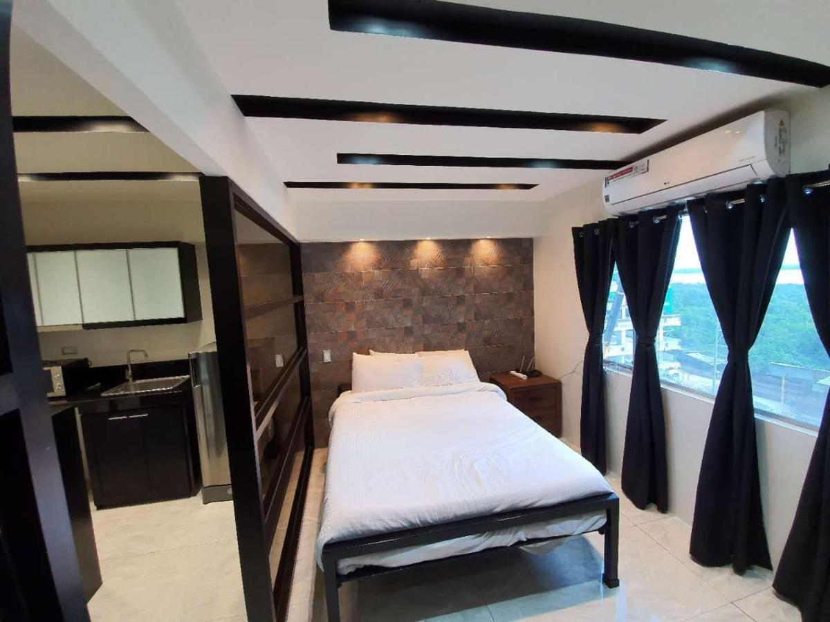 Burgundy Mckinley Place Service Apartment Manilla Buitenkant foto