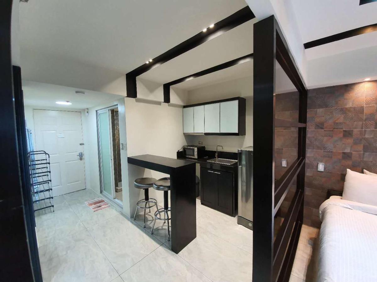 Burgundy Mckinley Place Service Apartment Manilla Buitenkant foto