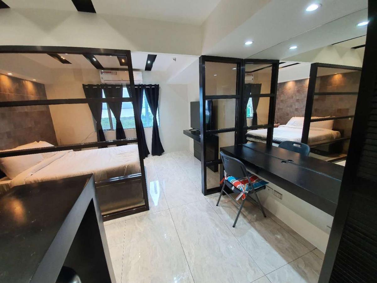 Burgundy Mckinley Place Service Apartment Manilla Buitenkant foto