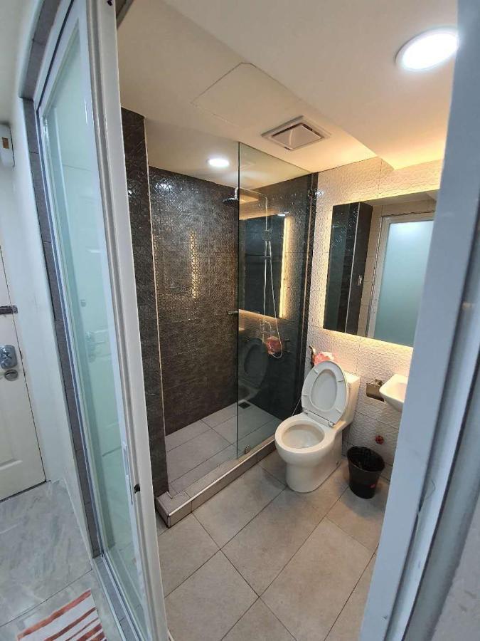 Burgundy Mckinley Place Service Apartment Manilla Buitenkant foto
