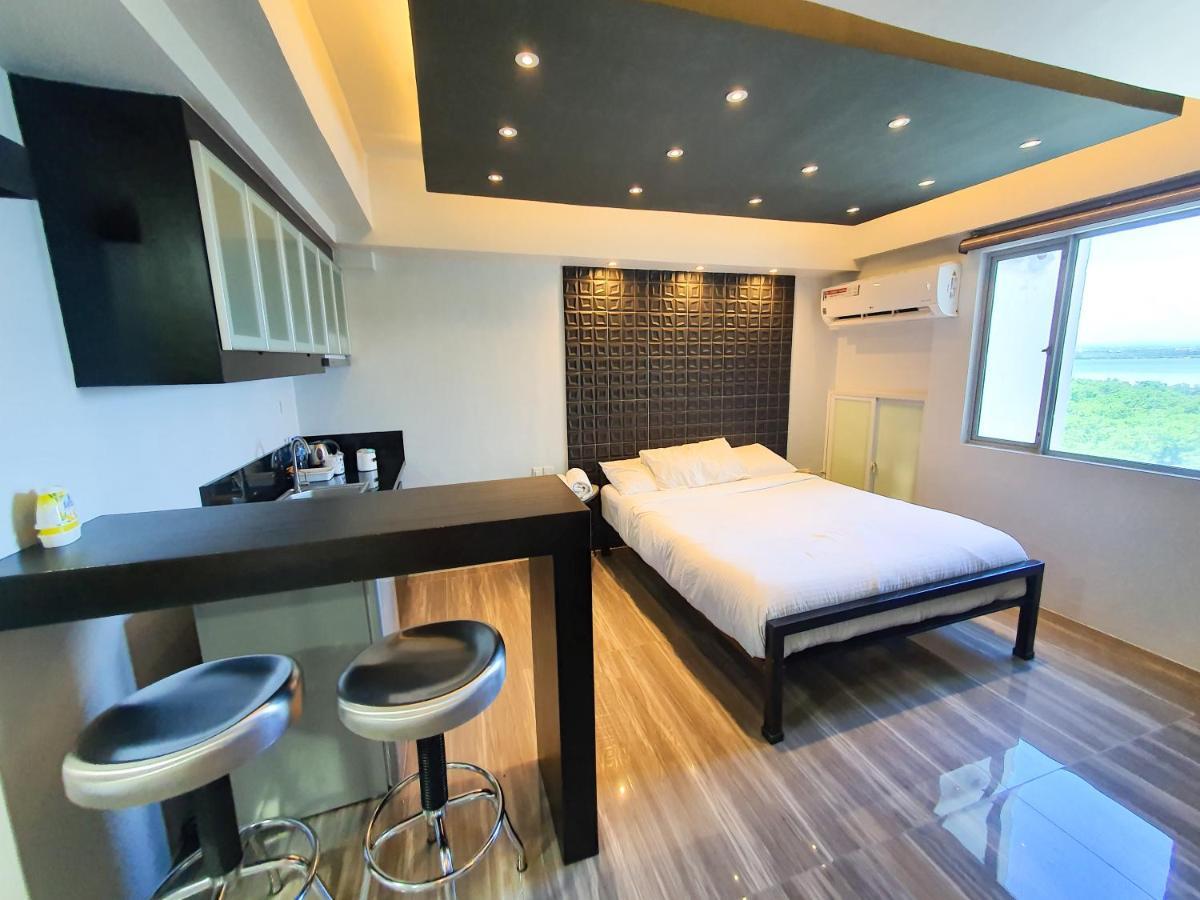 Burgundy Mckinley Place Service Apartment Manilla Buitenkant foto