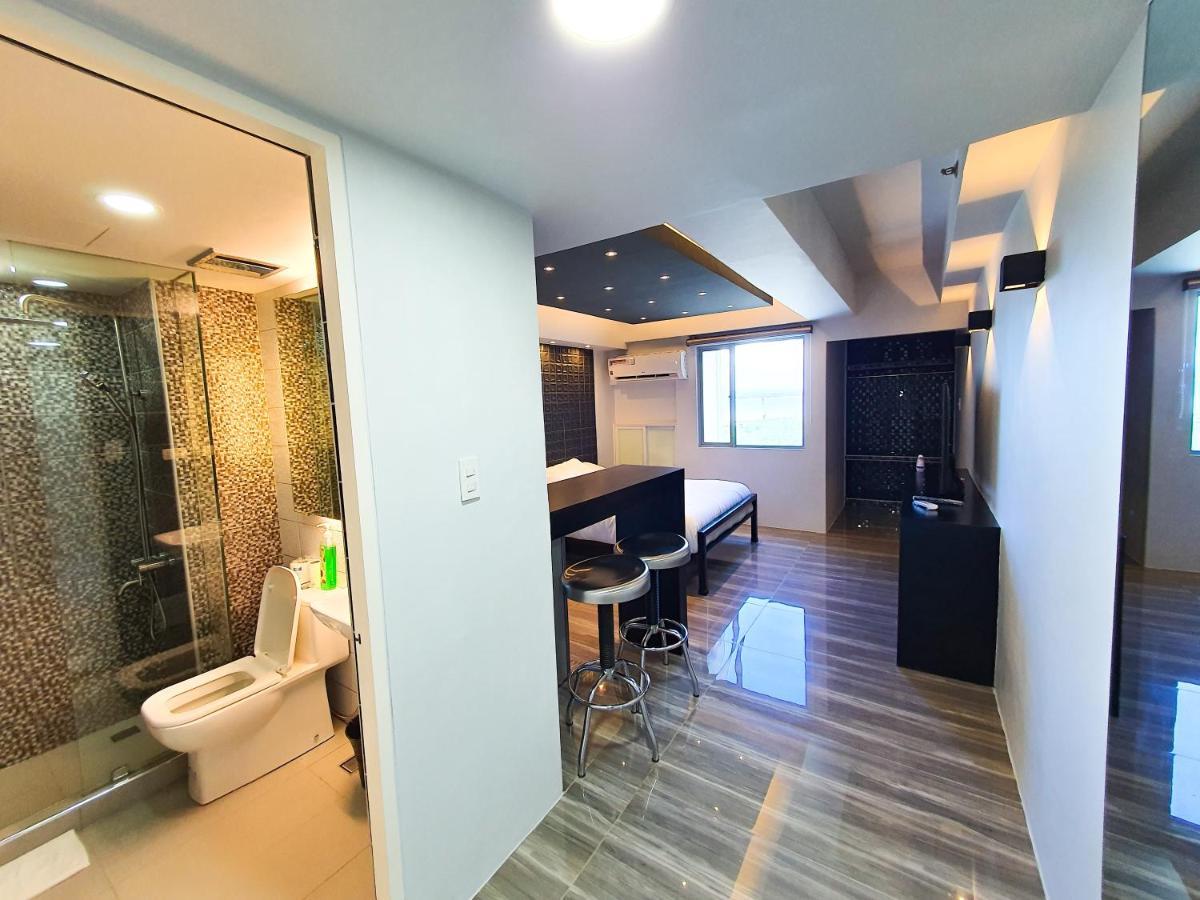 Burgundy Mckinley Place Service Apartment Manilla Buitenkant foto
