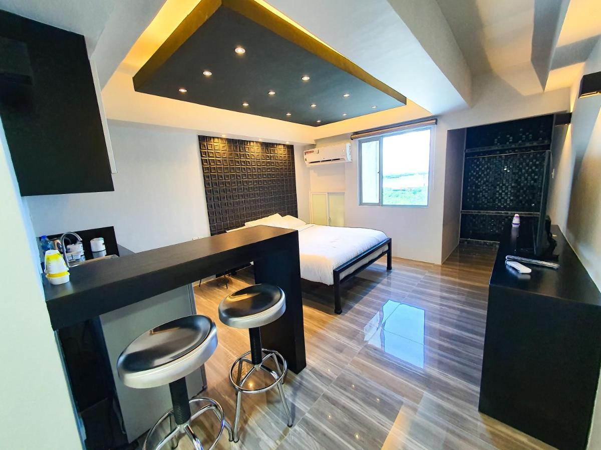 Burgundy Mckinley Place Service Apartment Manilla Buitenkant foto