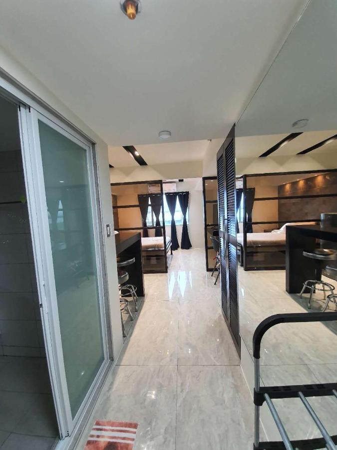 Burgundy Mckinley Place Service Apartment Manilla Buitenkant foto
