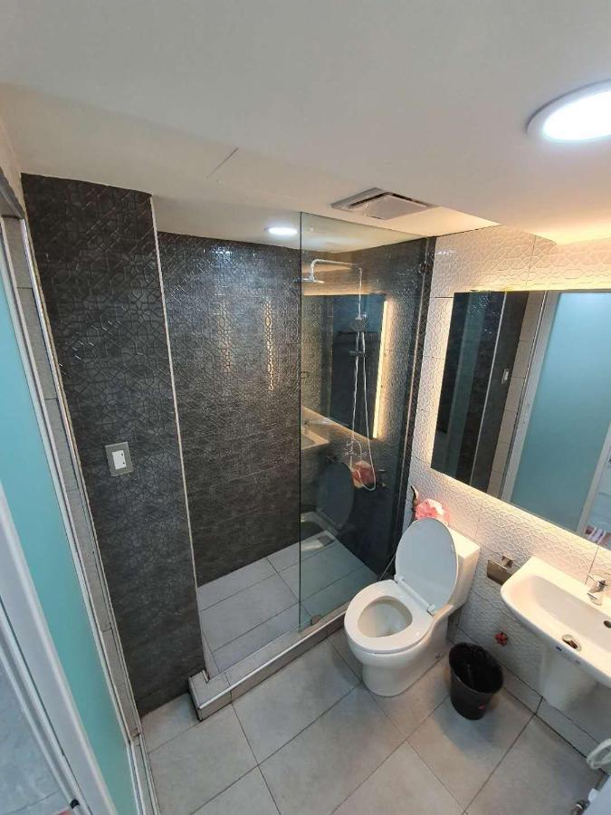 Burgundy Mckinley Place Service Apartment Manilla Buitenkant foto