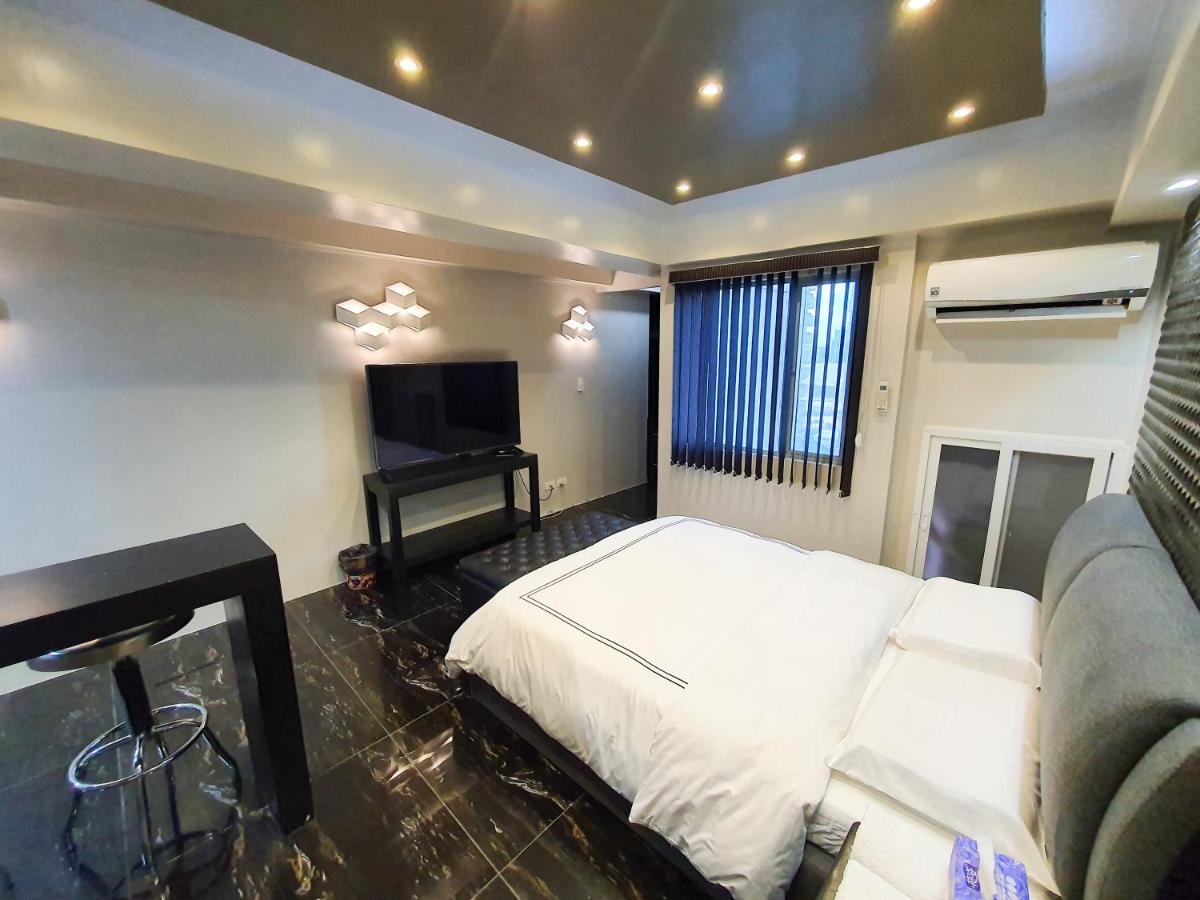Burgundy Mckinley Place Service Apartment Manilla Buitenkant foto
