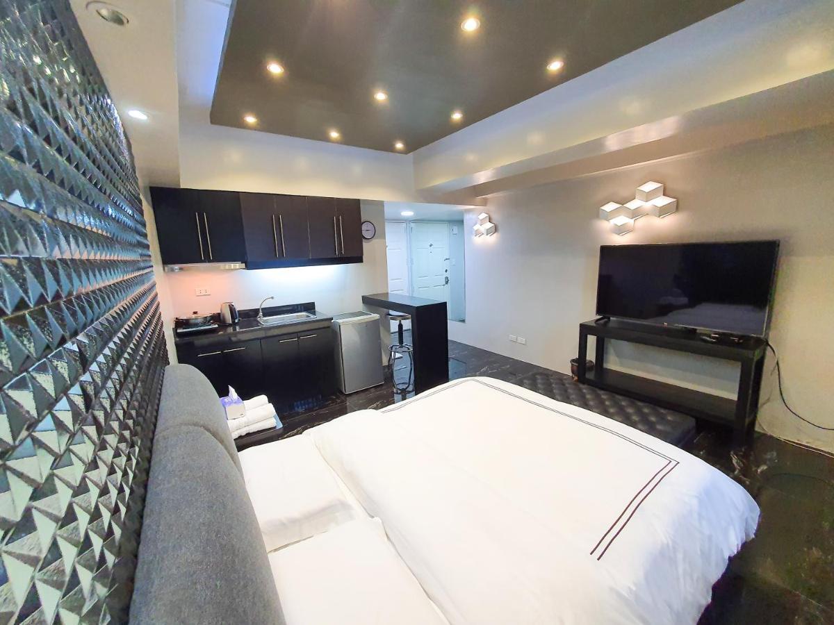 Burgundy Mckinley Place Service Apartment Manilla Buitenkant foto