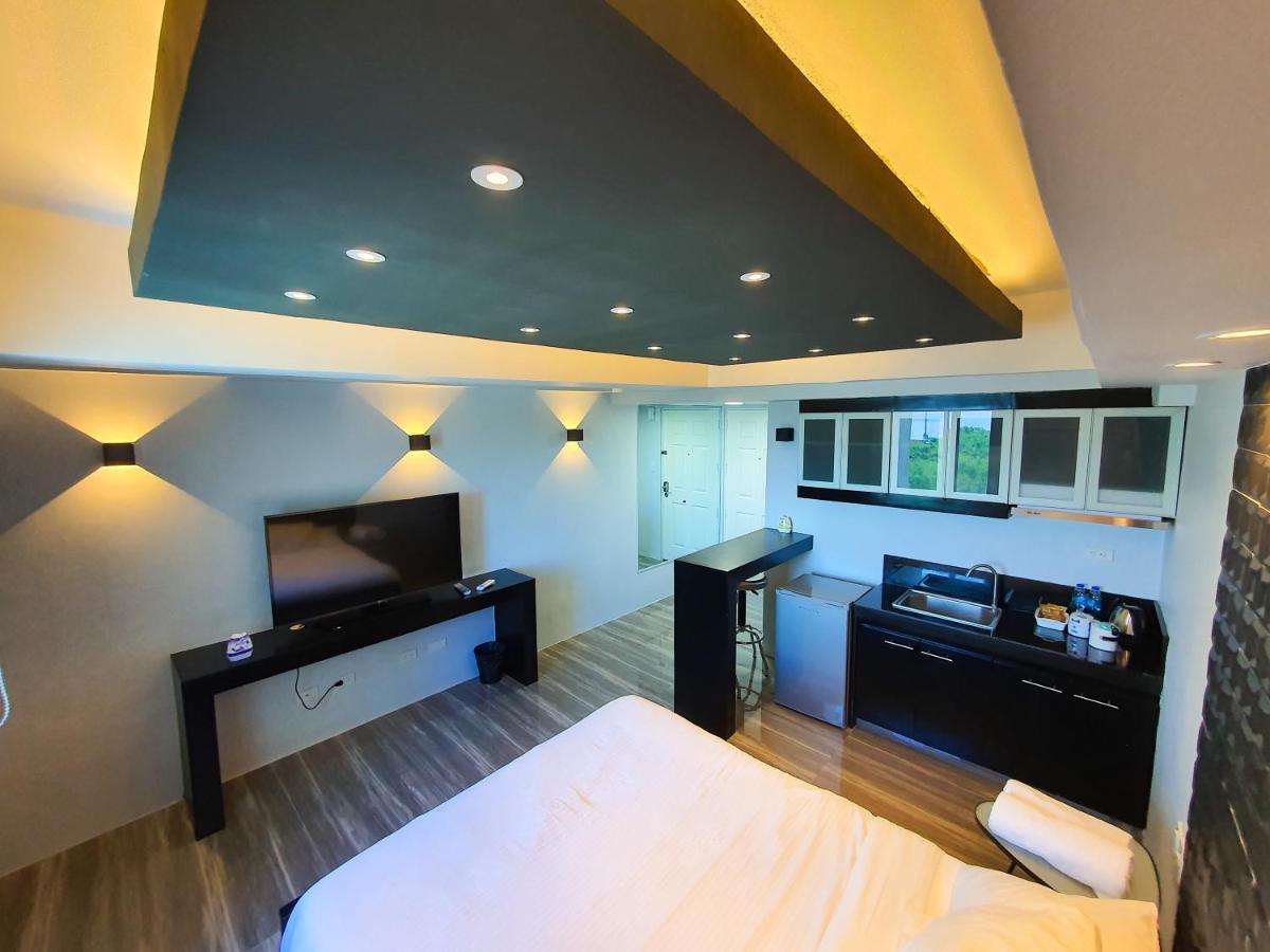 Burgundy Mckinley Place Service Apartment Manilla Buitenkant foto