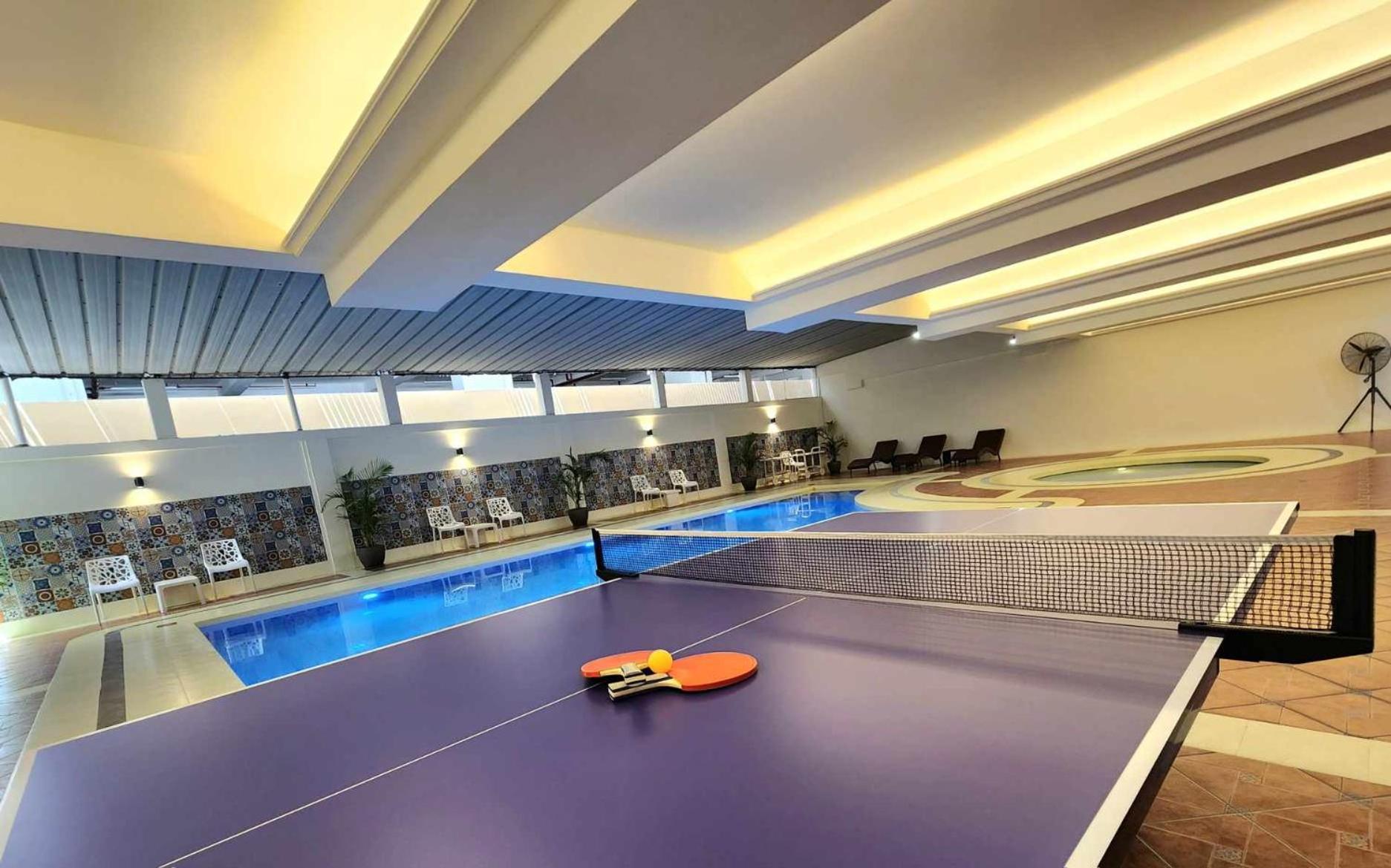 Burgundy Mckinley Place Service Apartment Manilla Buitenkant foto