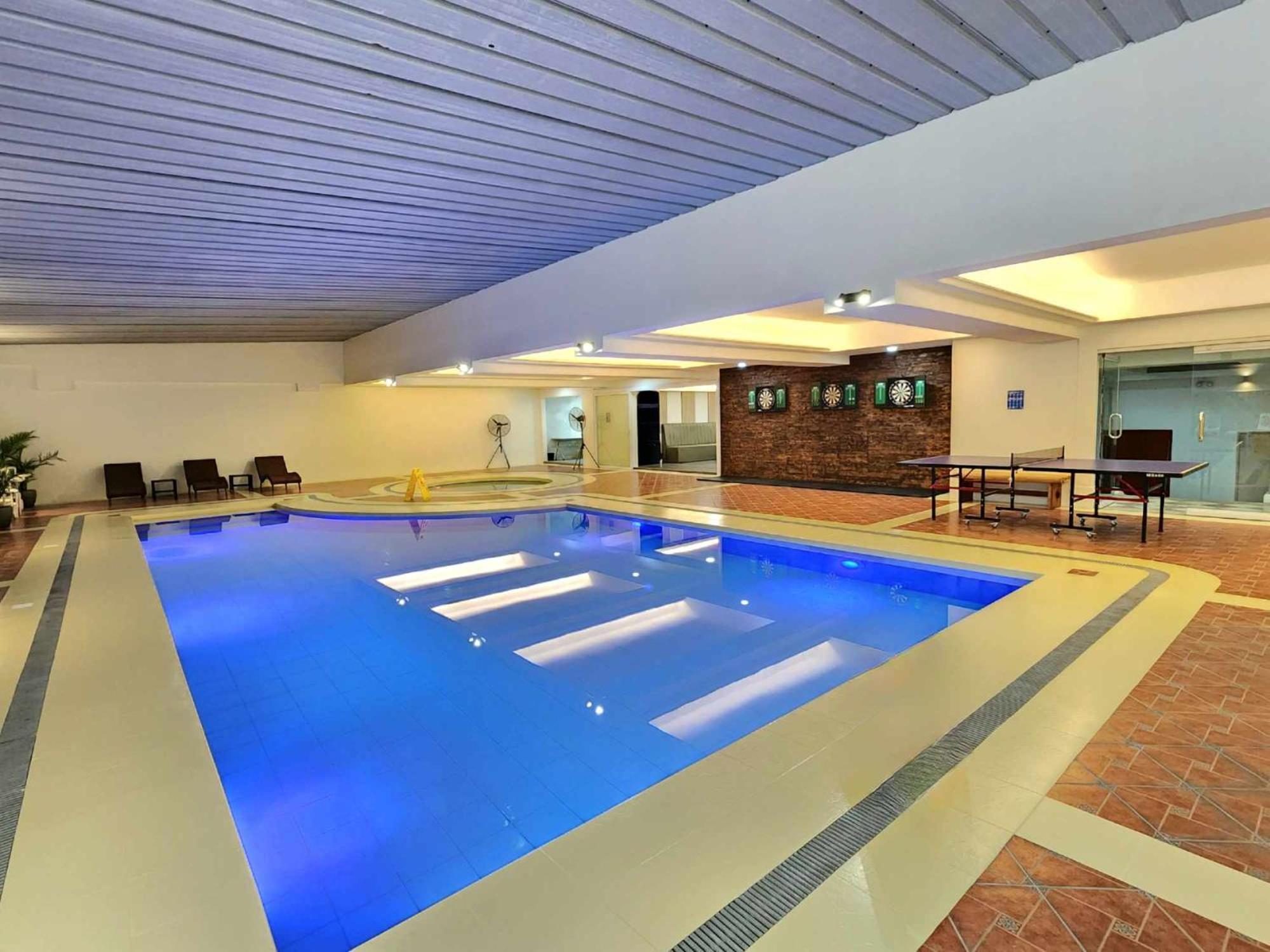 Burgundy Mckinley Place Service Apartment Manilla Buitenkant foto