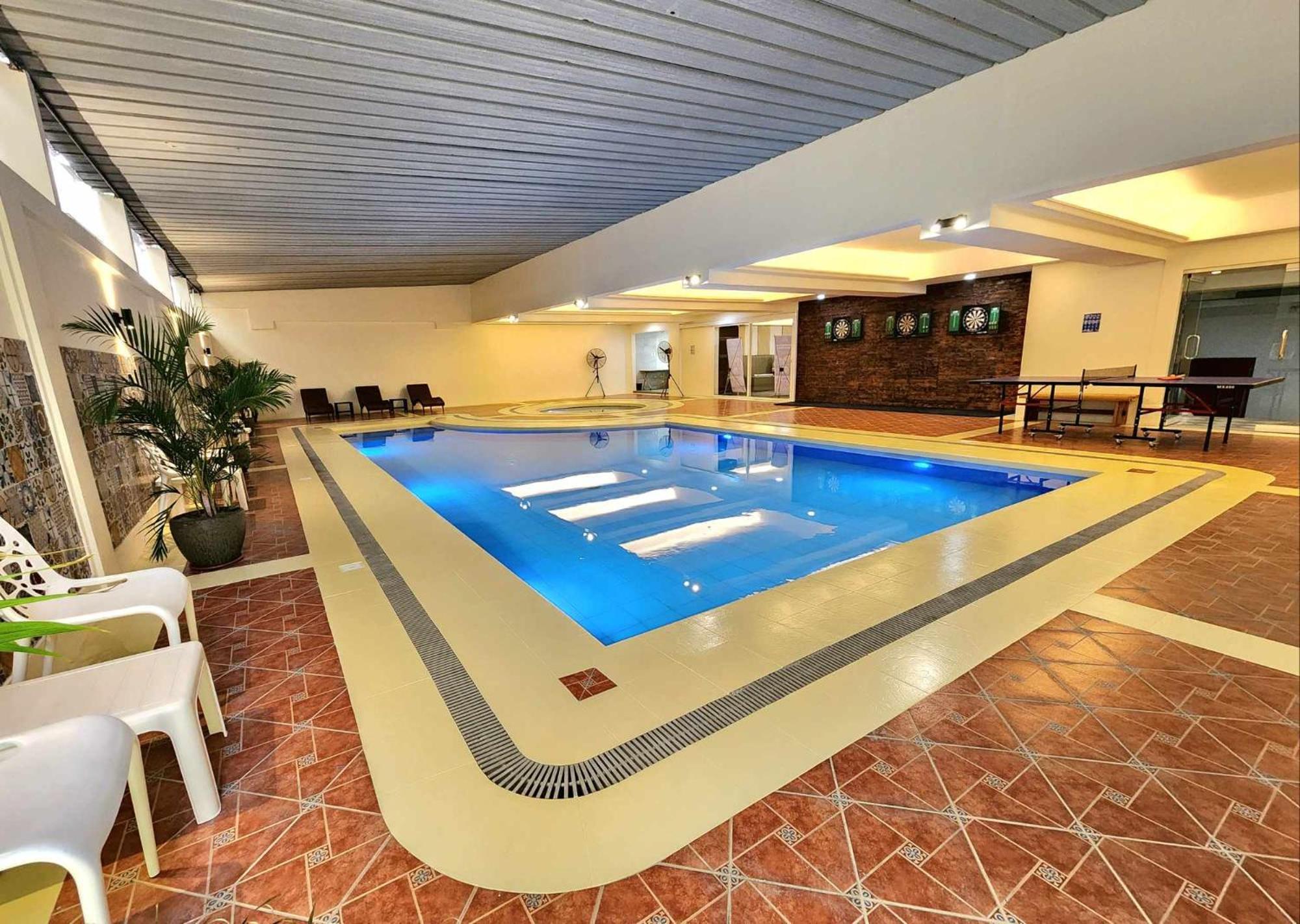 Burgundy Mckinley Place Service Apartment Manilla Buitenkant foto
