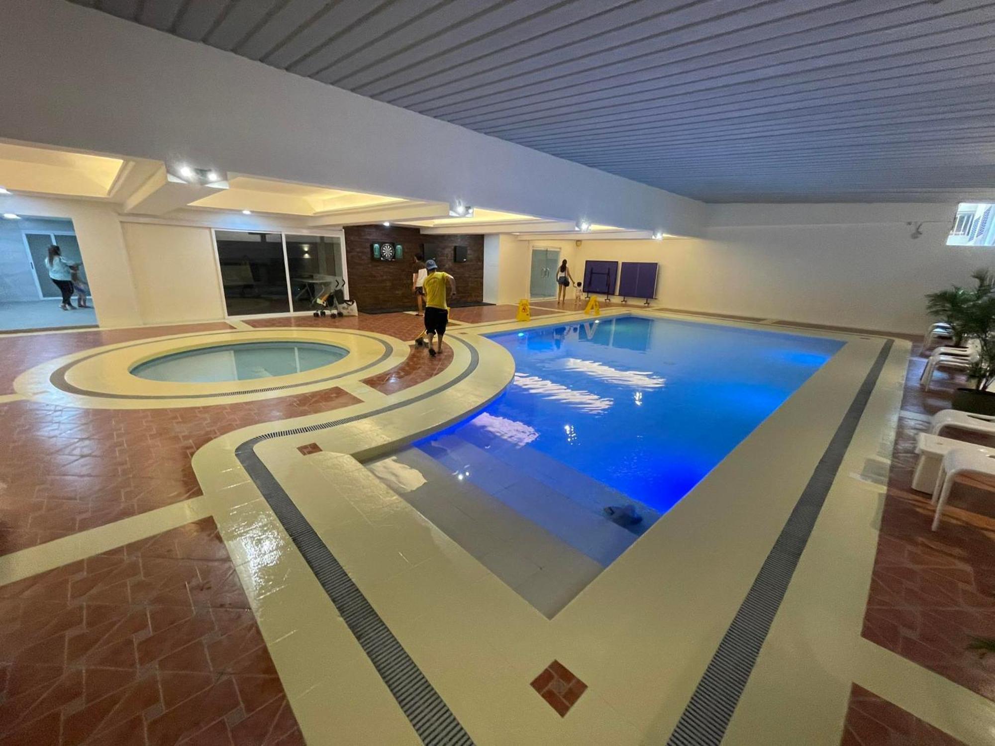 Burgundy Mckinley Place Service Apartment Manilla Buitenkant foto