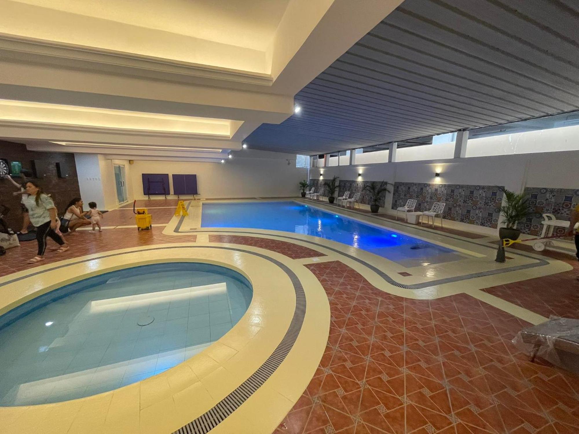Burgundy Mckinley Place Service Apartment Manilla Buitenkant foto