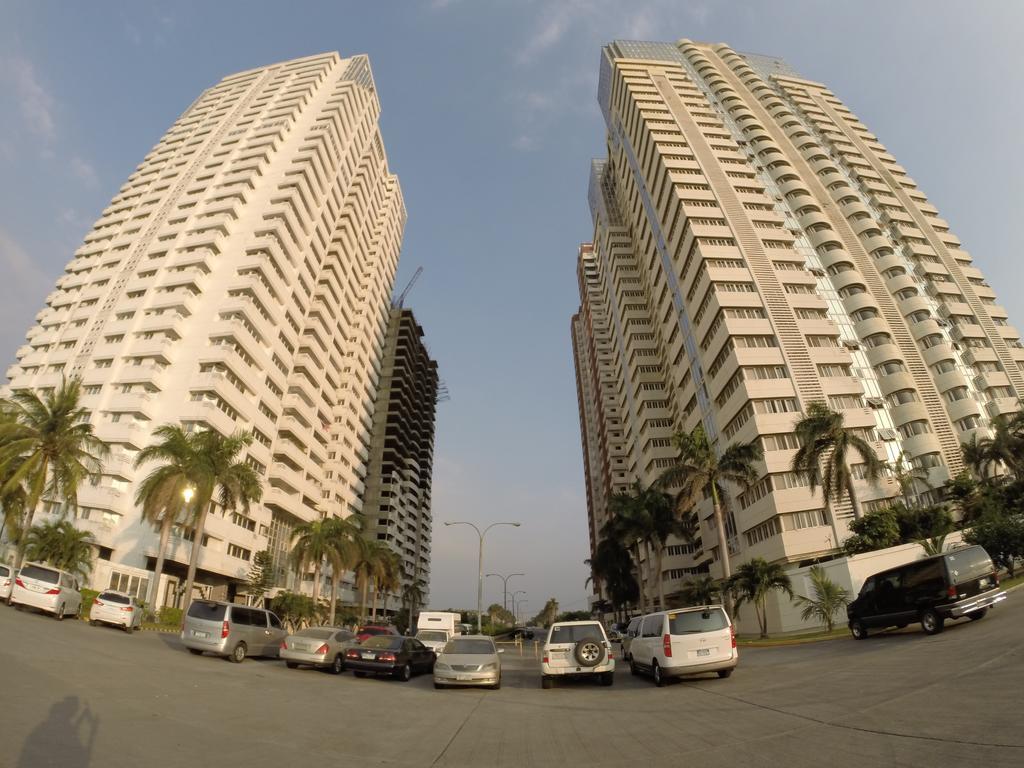 Burgundy Mckinley Place Service Apartment Manilla Buitenkant foto