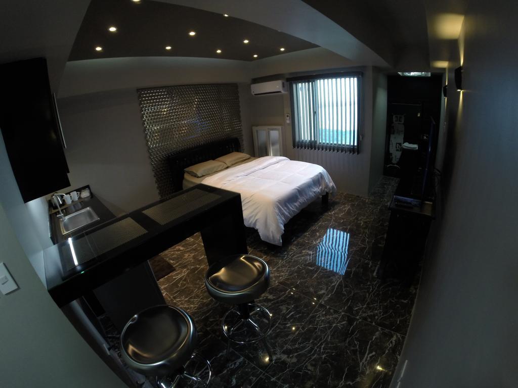 Burgundy Mckinley Place Service Apartment Manilla Buitenkant foto