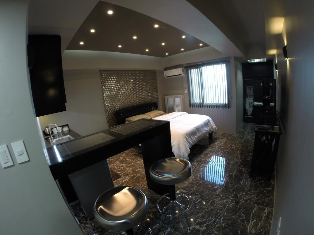 Burgundy Mckinley Place Service Apartment Manilla Buitenkant foto