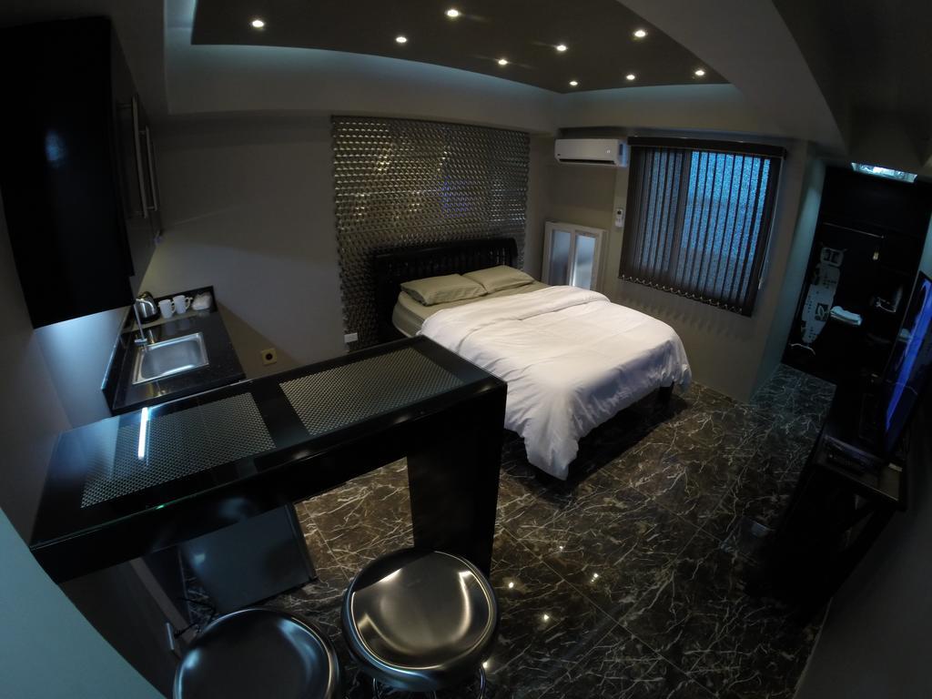 Burgundy Mckinley Place Service Apartment Manilla Buitenkant foto