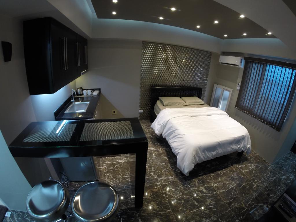 Burgundy Mckinley Place Service Apartment Manilla Buitenkant foto