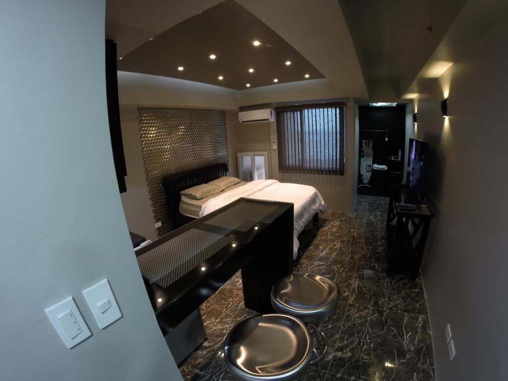 Burgundy Mckinley Place Service Apartment Manilla Buitenkant foto