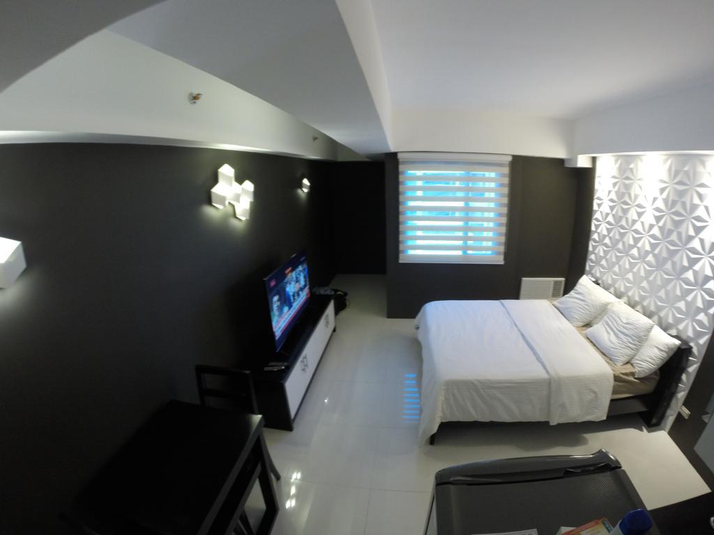 Burgundy Mckinley Place Service Apartment Manilla Buitenkant foto