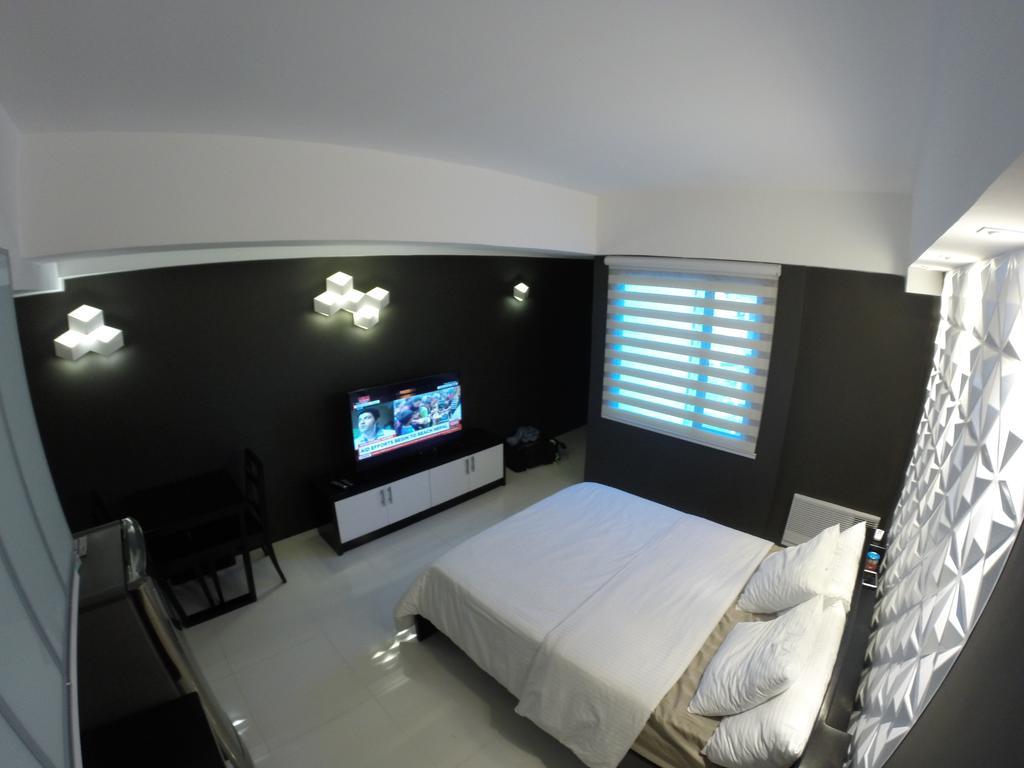 Burgundy Mckinley Place Service Apartment Manilla Buitenkant foto