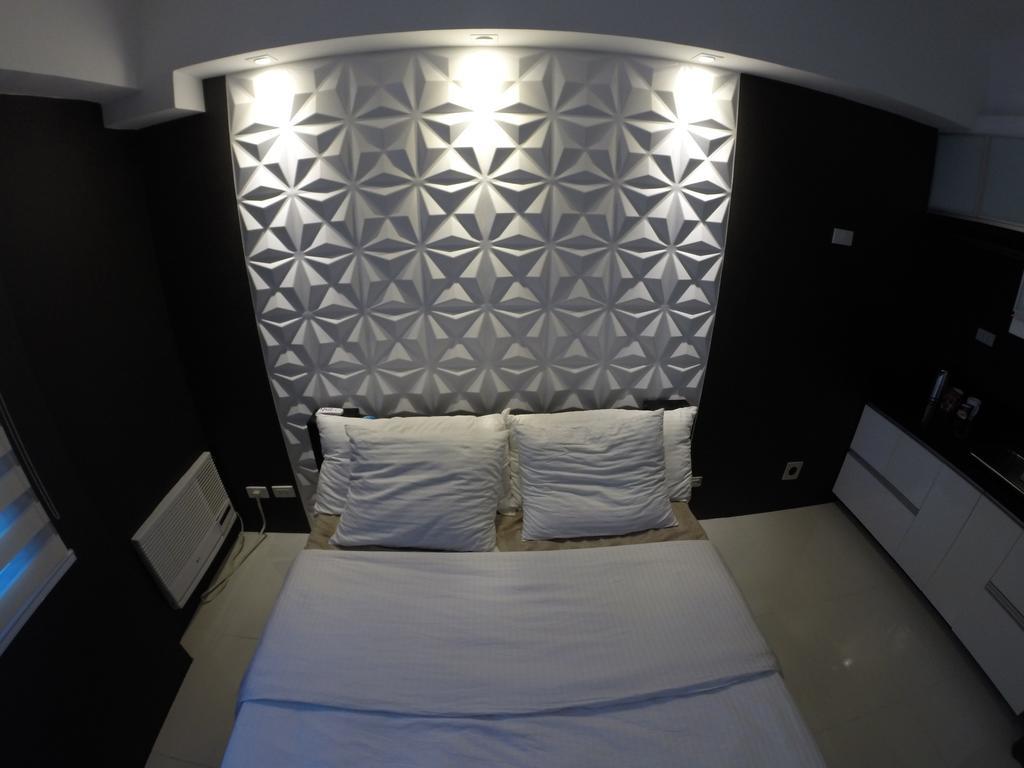 Burgundy Mckinley Place Service Apartment Manilla Buitenkant foto