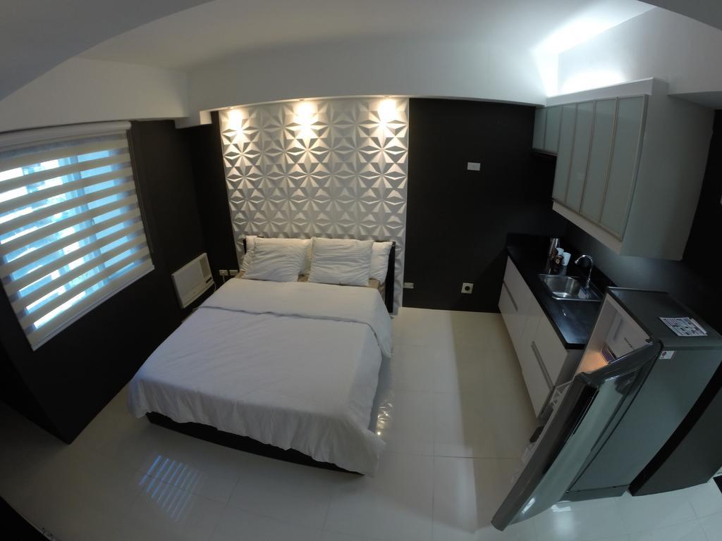 Burgundy Mckinley Place Service Apartment Manilla Buitenkant foto