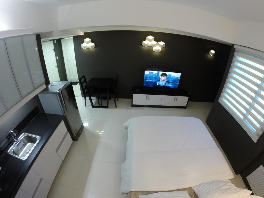 Burgundy Mckinley Place Service Apartment Manilla Buitenkant foto