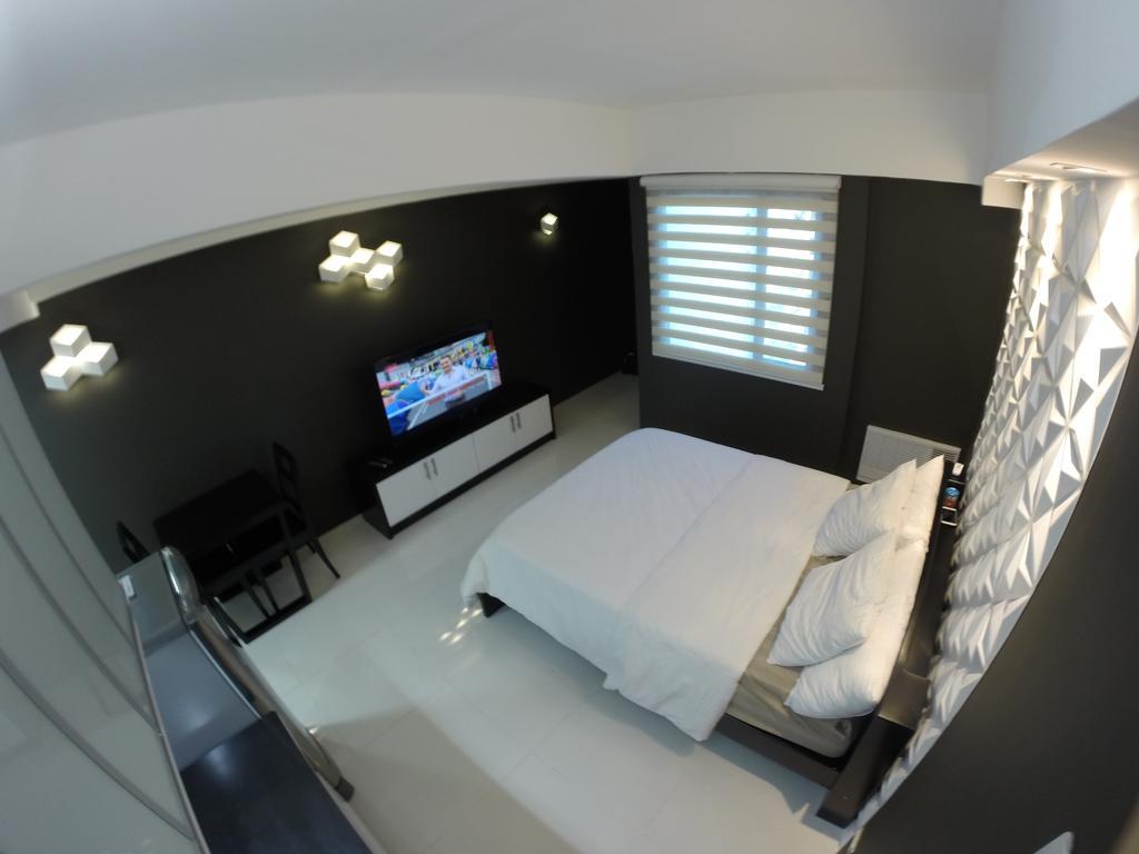 Burgundy Mckinley Place Service Apartment Manilla Buitenkant foto