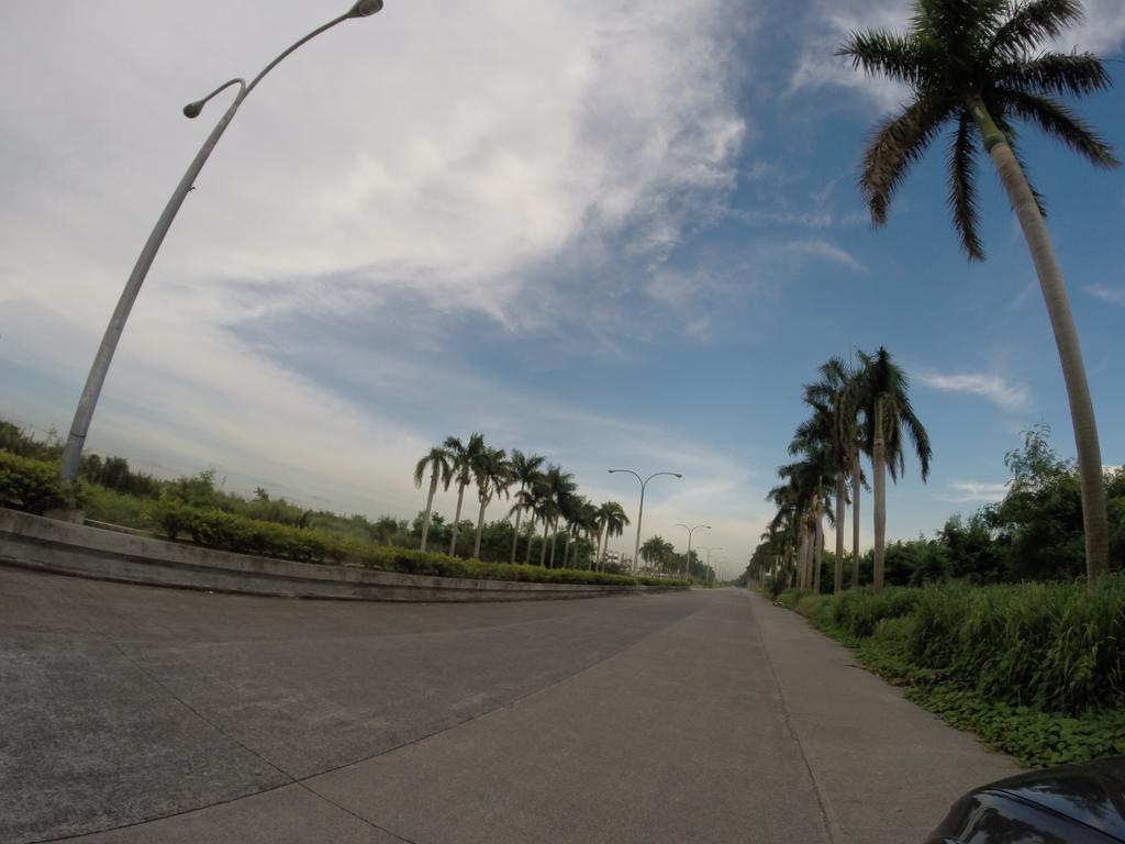 Burgundy Mckinley Place Service Apartment Manilla Buitenkant foto
