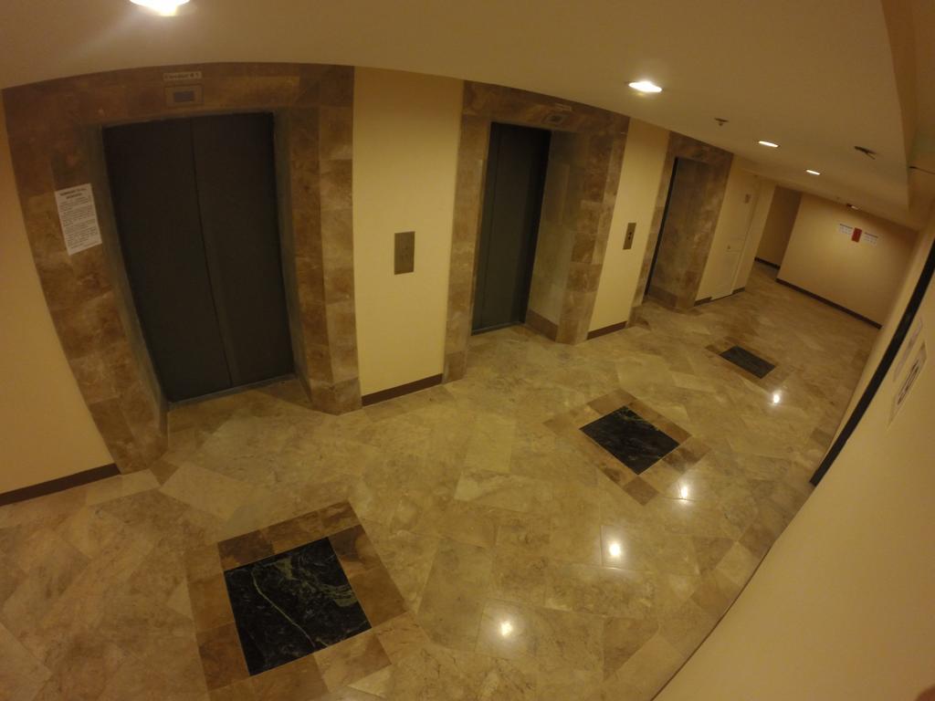Burgundy Mckinley Place Service Apartment Manilla Buitenkant foto