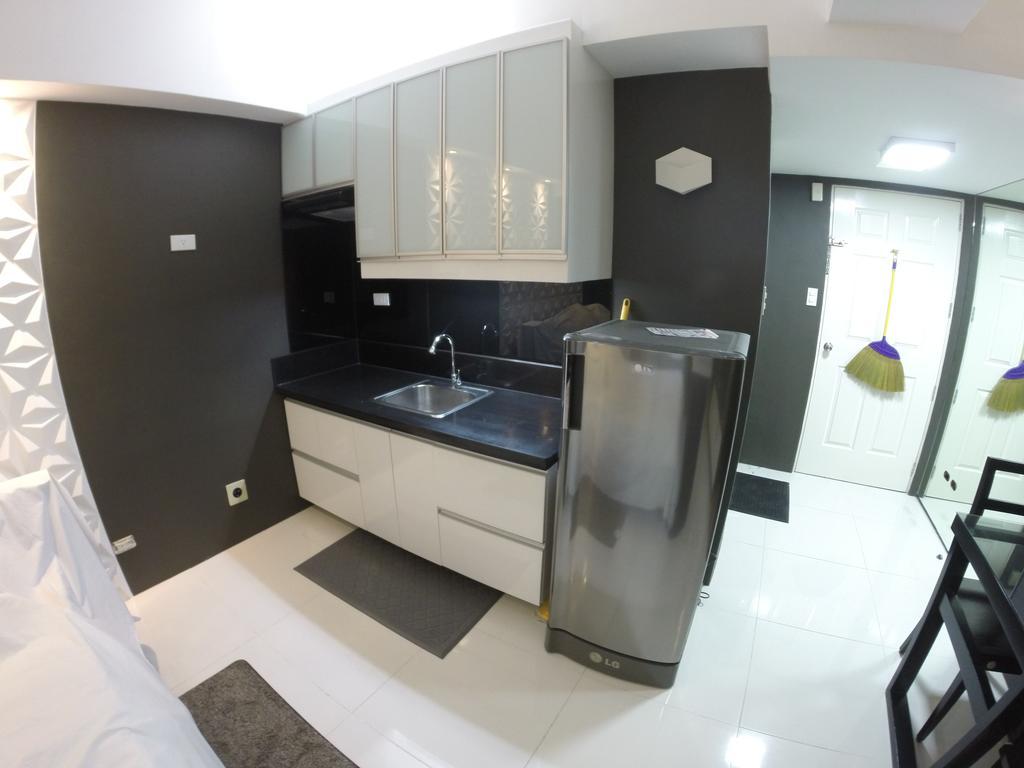 Burgundy Mckinley Place Service Apartment Manilla Buitenkant foto