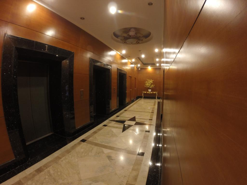 Burgundy Mckinley Place Service Apartment Manilla Buitenkant foto