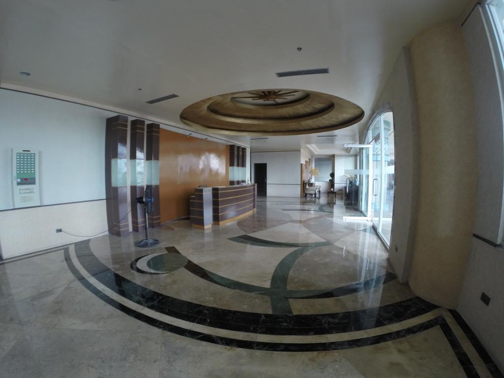 Burgundy Mckinley Place Service Apartment Manilla Buitenkant foto