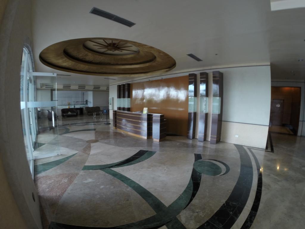 Burgundy Mckinley Place Service Apartment Manilla Buitenkant foto