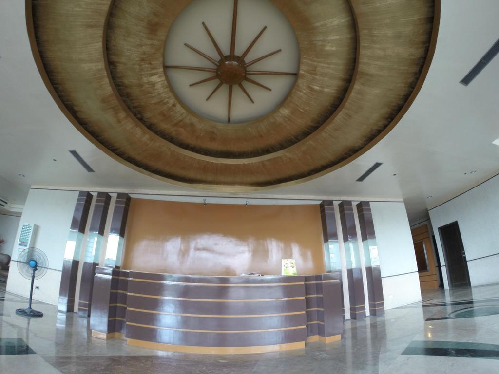 Burgundy Mckinley Place Service Apartment Manilla Buitenkant foto
