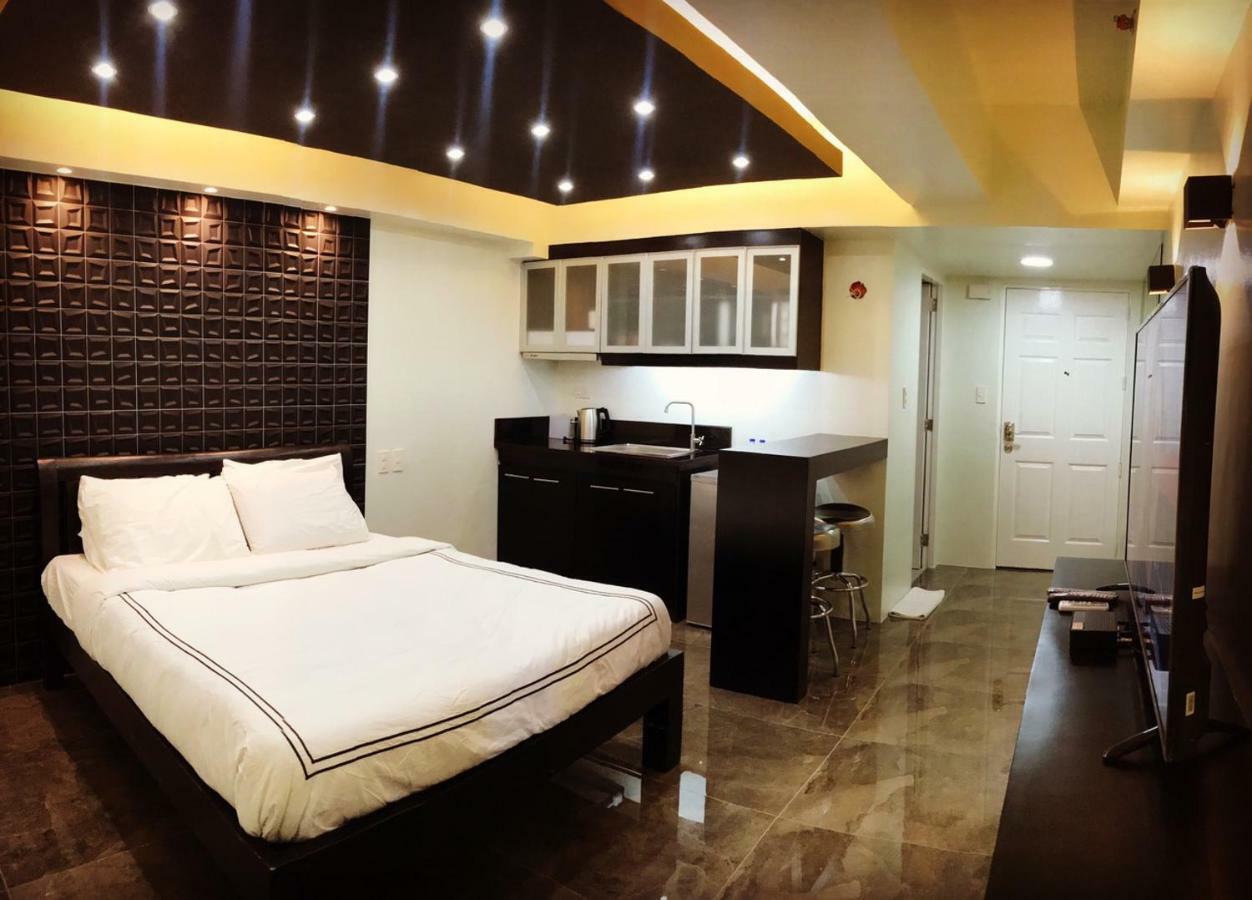 Burgundy Mckinley Place Service Apartment Manilla Buitenkant foto