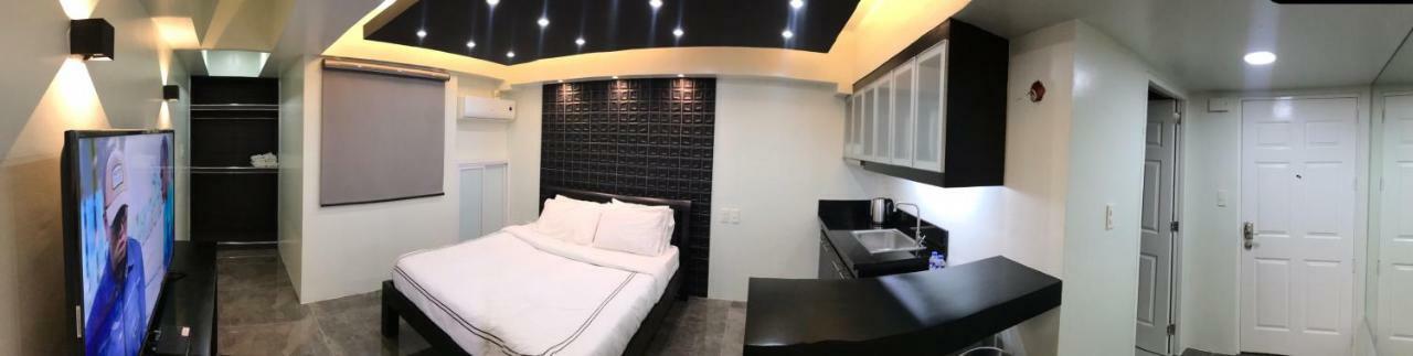 Burgundy Mckinley Place Service Apartment Manilla Buitenkant foto